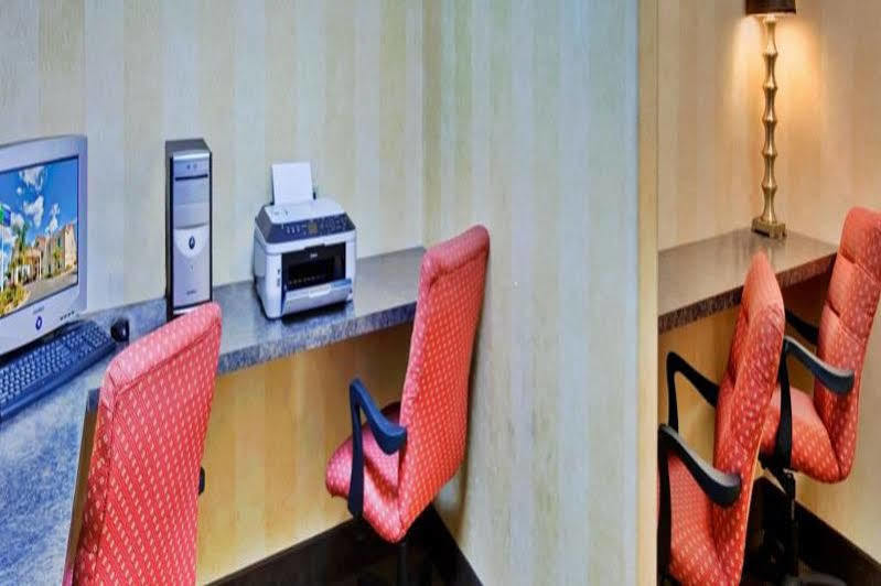 فندق هوليداي إن إكسبريس ديلانو هايواي 99 المظهر الخارجي الصورة